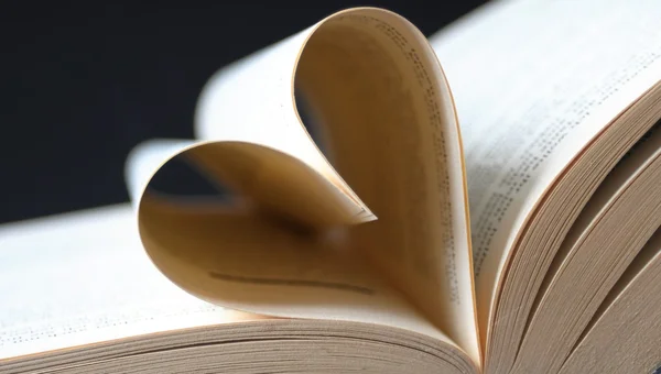 Pagina's van een boek gebogen in een hart — Stockfoto