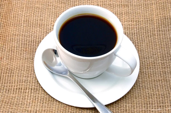 Чашка кави на мішковині — стокове фото