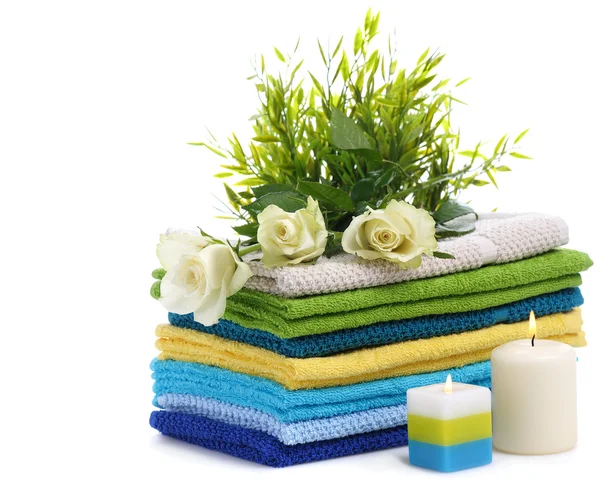 Lázně ručníky s bílou růží — Stock fotografie