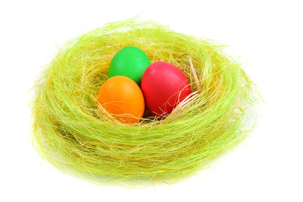Ovos de Páscoa coloridos no ninho — Fotografia de Stock