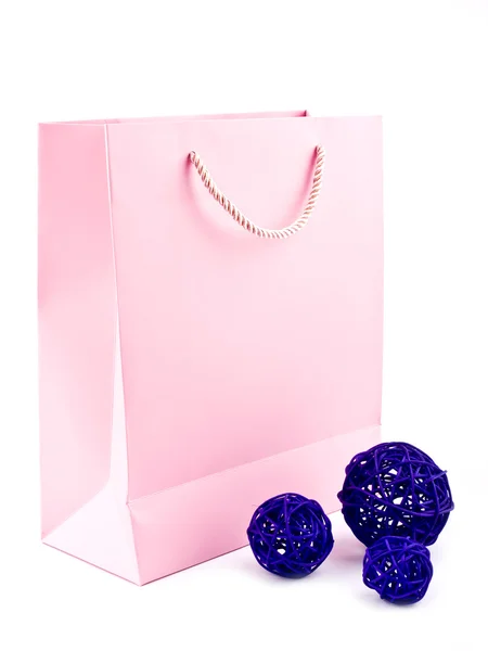 Gift bag and rattan ball on white — Stock Photo, Image