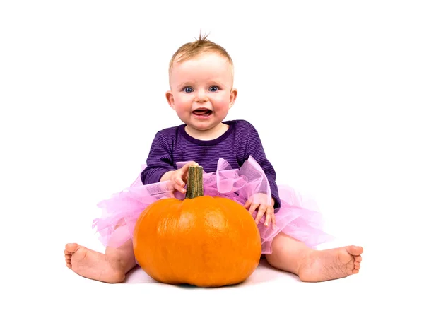Jenta i kostyme med halloweengresskar – stockfoto
