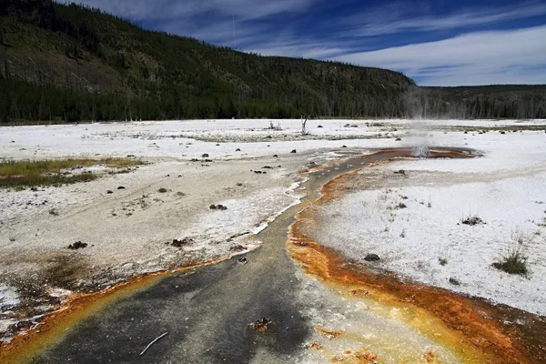 Pequenos gêiseres entram em erupção no Parque Nacional de Yellowstone — Fotografia de Stock