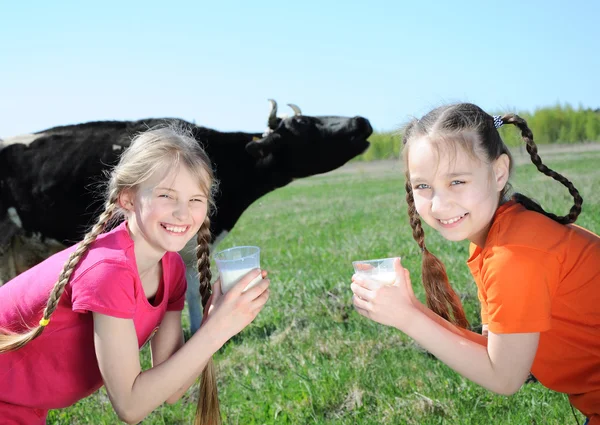 Niñas bebiendo leche — Foto de Stock
