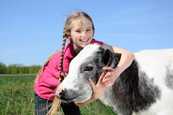 子牛を持つ少女 — ストック写真