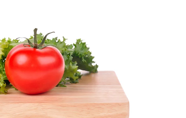 Rode tomaat met groene salade met groene salade geïsoleerd op de whi — Stockfoto
