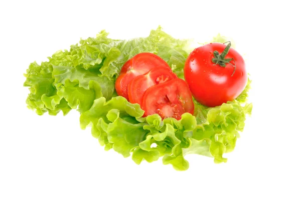 Tomate em folha de salada isolada sobre fundo branco — Fotografia de Stock