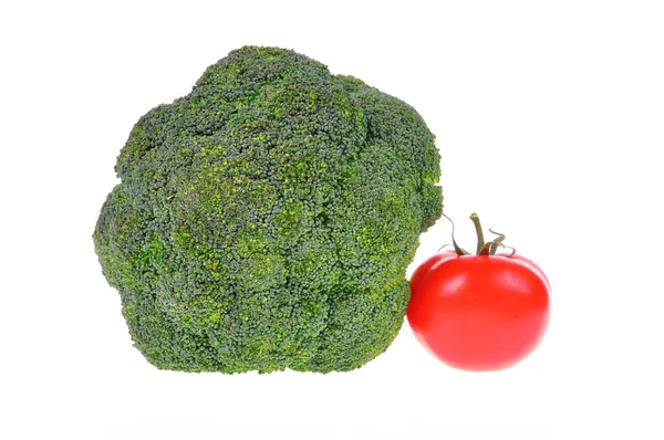 Broccoli met tomaat geïsoleerd op wit — Stockfoto