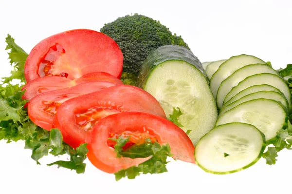 Groene salade, gesneden tomaat en komkommer geïsoleerd op het witte ba — Stockfoto