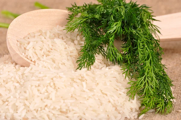 Reis mit Dill und Löffel auf der Leinwand — Stockfoto