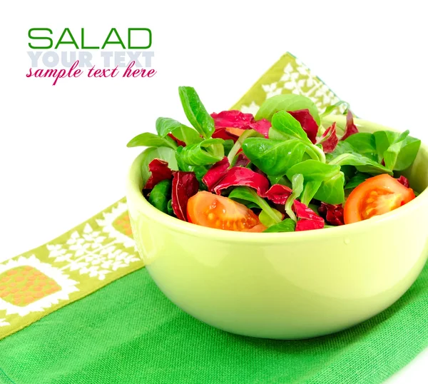 Verse salade is in een schotel op een witte achtergrond — Stockfoto