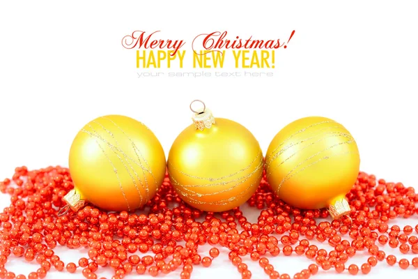 Рождественская композиция с золотыми шариками — стоковое фото