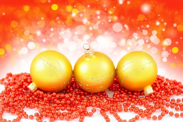 Weihnachtskomposition ist mit Goldkugeln — Stockfoto