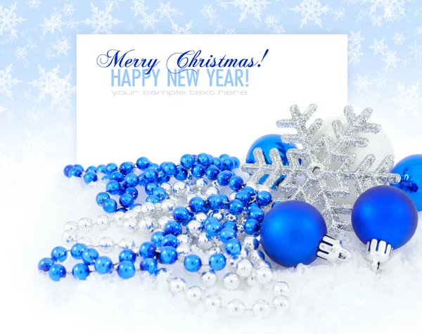 蓝色和银色圣诞装饰的小玩意上白色与空间 — 图库照片