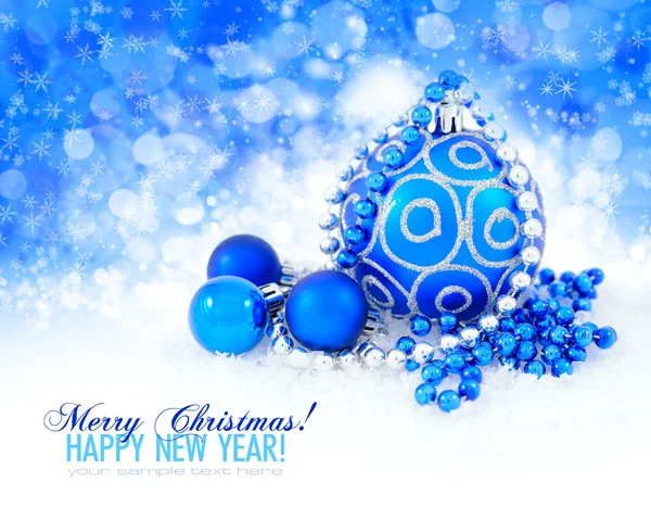 蓝色球和银色圣诞装饰球与空间 fo — 图库照片