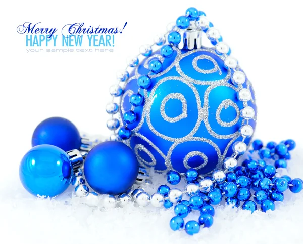 Modré a stříbrné Vánoční dekorace ozdoby na bílém s prostorem — Stock fotografie