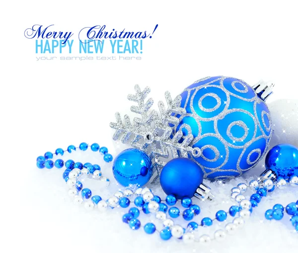 Boules de décoration de Noël bleues et argentées sur blanc avec espace — Photo