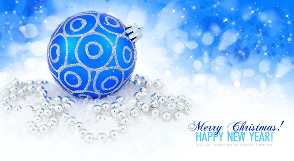 Bola azul y bolas de decoración de Navidad de plata con espacio para —  Fotos de Stock