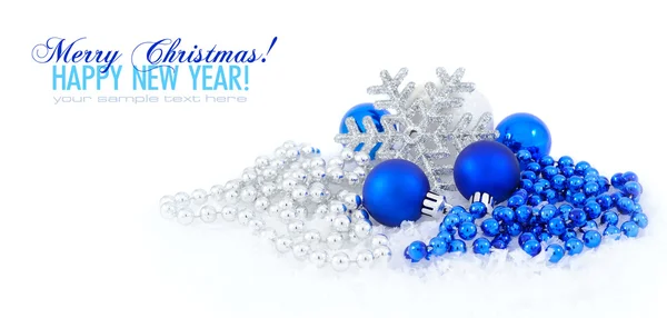 Blauwe en zilveren kerstballen decoratie op wit met ruimte — Stockfoto