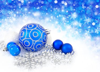 Mavi topları ve gümüş christmas dekorasyon baubles ile fo alanı