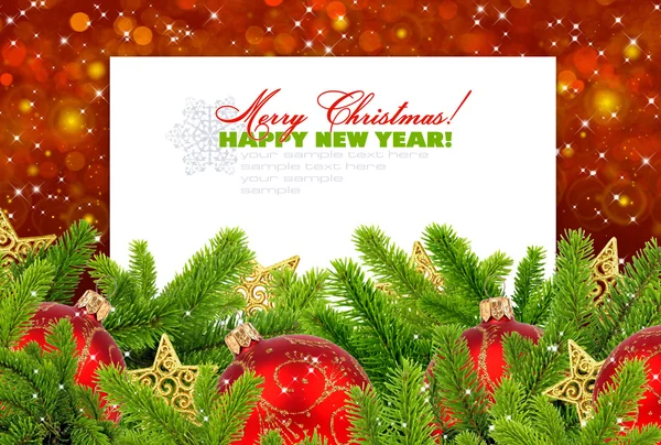 Bolas vermelhas de Natal e pinheiro em um fundo festivo com espaço — Fotografia de Stock