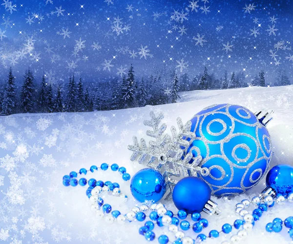 蓝色和银色圣诞装饰球在背景上的 w — 图库照片