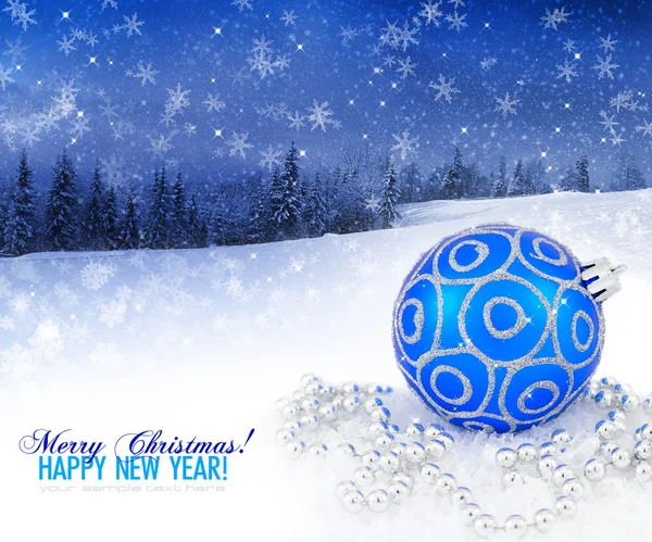 Blu e argento baubles decorazione natalizia su uno sfondo a w — Foto Stock