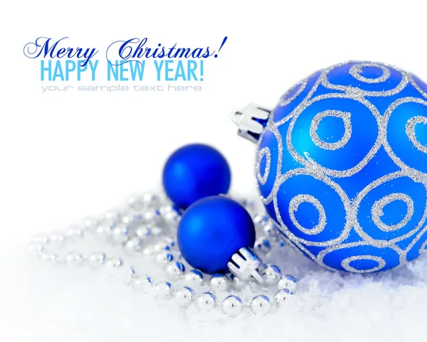 Синий и серебристый рождественские украшения безделушки на белом с пространством — стоковое фото