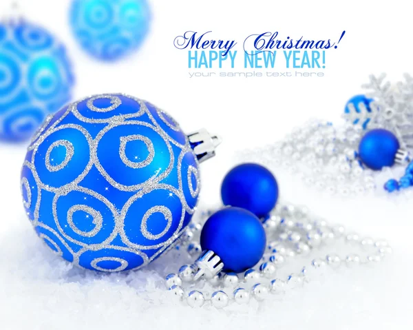 Beyaz boşluk christmas dekorasyon baubles mavi ve gümüş — Stok fotoğraf