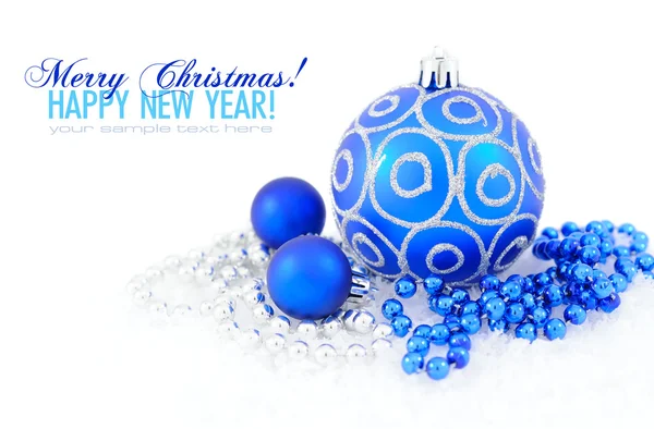 蓝色和银色圣诞装饰的小玩意上白色与空间 — 图库照片