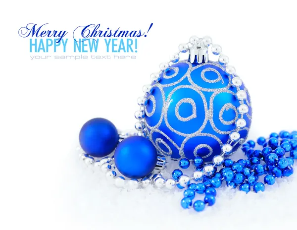 Decoración de navidad azul y plateada adornos en blanco con espacio — Foto de Stock
