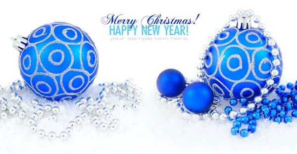 Синий и серебристый рождественские украшения безделушки на белом с пространством — стоковое фото