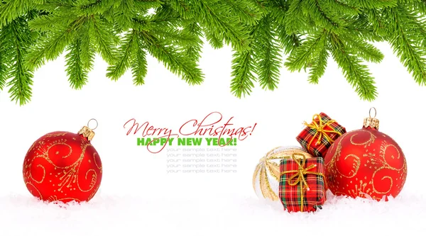 Vánoční dekorace ozdoby a borovice na bílém s prostorem pro te — Stock fotografie