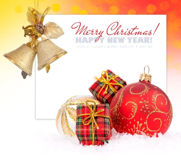 Vánoční dekorace ozdoby na bílém s prostorem pro text — Stock fotografie