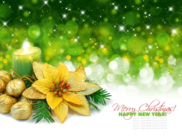 Kerstmis samenstelling. kaars met gouden noten op een feestelijke groen — Stockfoto