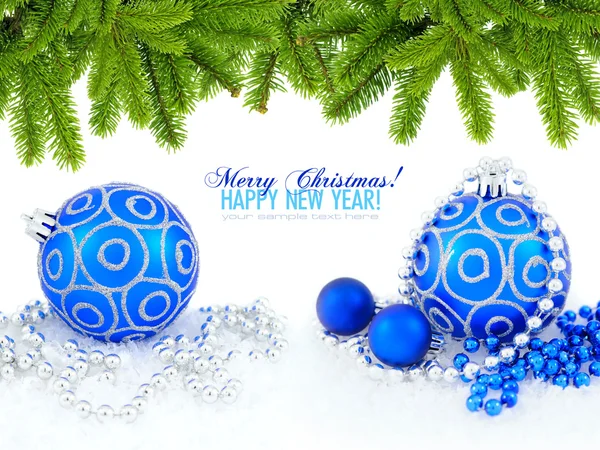 Blauwe en zilveren kerstballen decoratie en pine op wit — Stockfoto