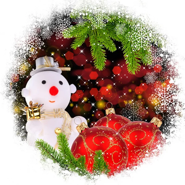 Homem de neve com bolas de Natal de vidro vermelho e pelos ramos de p — Fotografia de Stock