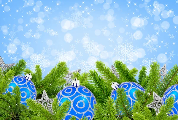 蓝色和银色圣诞装饰的小玩意和松树上节日 — 图库照片