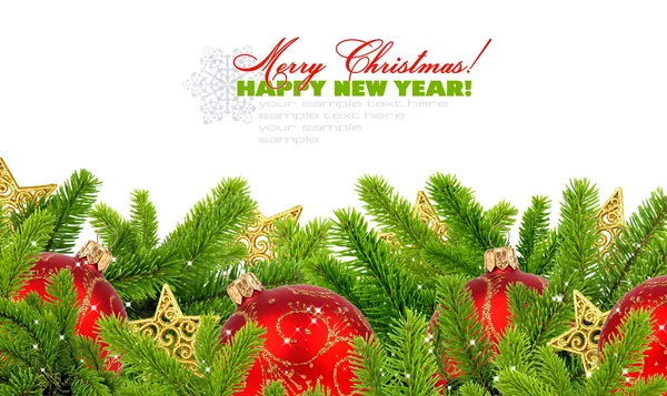 빨간색 크리스마스 볼과 흰색 텍스트 위한 공간을 가진 소나무 — 스톡 사진