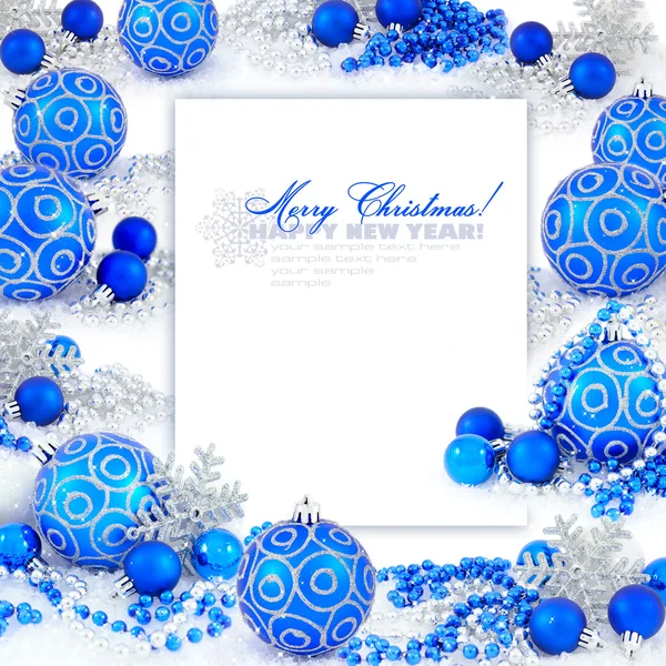 Рамка с рождественскими композициями с голубыми шариками и пространством f — стоковое фото