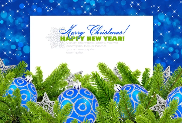 Голубой и серебряный рождественские украшения безделушки и сосны на праздничный — стоковое фото