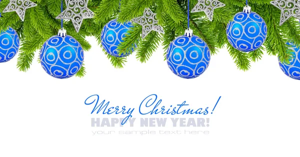 Голубой и серебряный рождественские украшения безделушки и сосна на белом б — стоковое фото