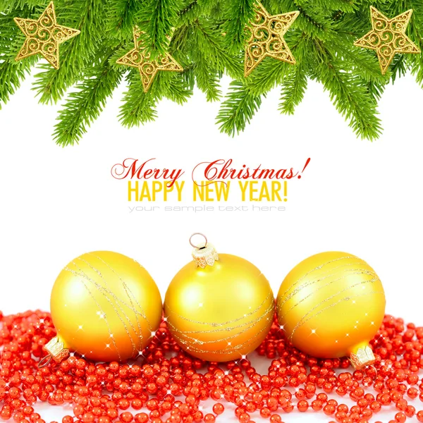 Χρυσό χρώμα και διακόσμηση Χριστουγέννων πούλιες και πεύκα σε λευκό wi — Φωτογραφία Αρχείου