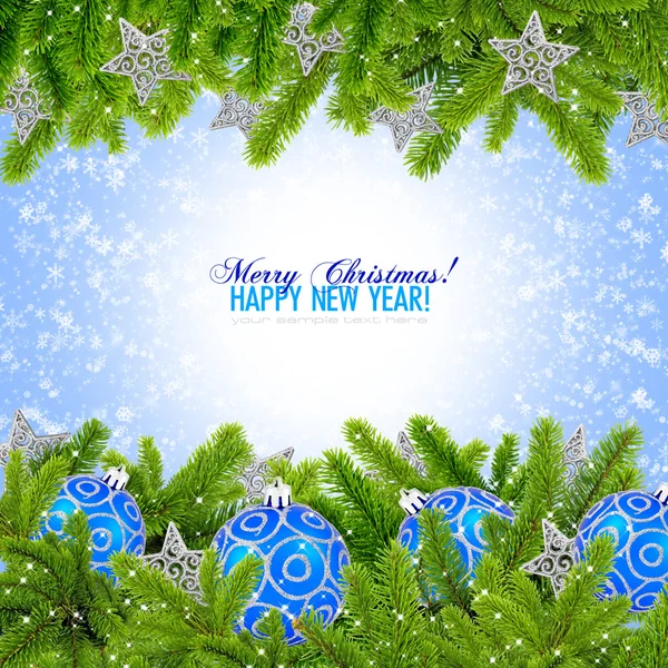 Blauwe en zilveren kerstballen decoratie en pine op blauwe ba — Stockfoto