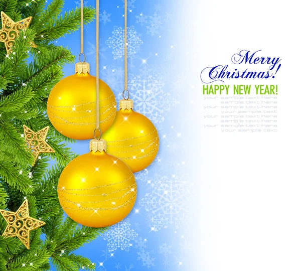 Adornos navideños de oro adornos y pino sobre fondo azul wi — Foto de Stock