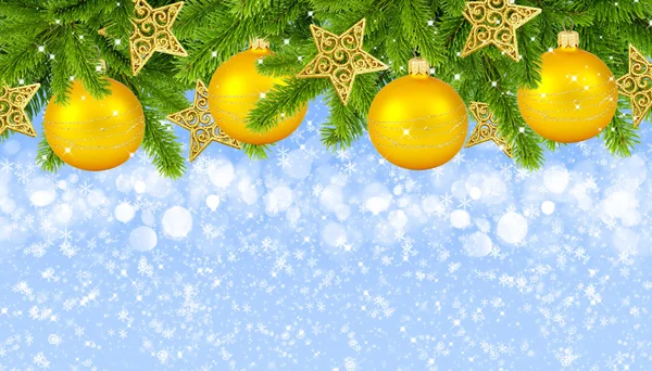 Gouden kerstballen decoratie en pijnbomen op feestelijke achtergrond — Stockfoto