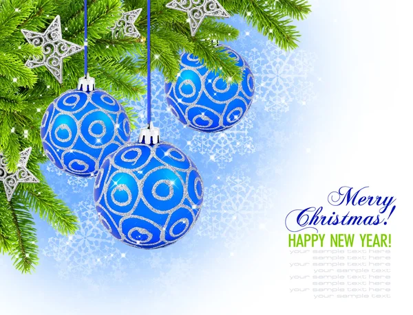 Голубые и серебряные рождественские украшения безделушки и сосна на голубой ба — стоковое фото