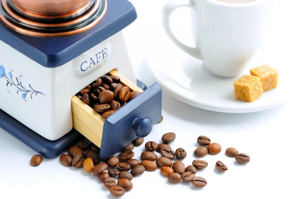 Old-fashioned coffee grinder and roasted coffee beans — Stock Photo, Image
