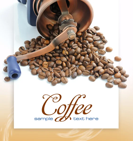 Moedor de café antiquado e grãos de café torrados — Fotografia de Stock