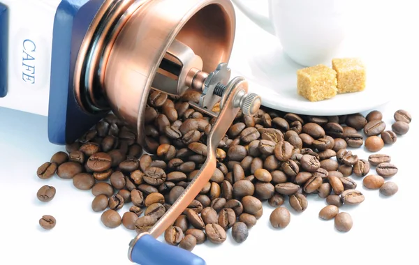 Old-fashioned coffee grinder and roasted coffee beans — Stock Photo, Image